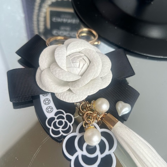 Camellia flower NWT Black and White Floral with tassel Key Holder or bag charm - Picture 4 of 7
